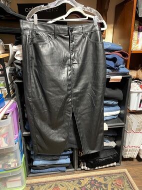 #211 size 18 torrid NWT Black faux leather skirt w/ open slit